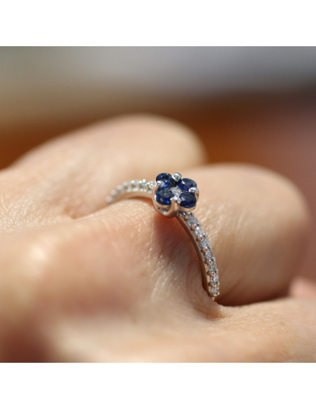 Anello fiore zaffiro e diamanti OPERA ITALIANA JEWELLERY modello FIORE ZAFFIRO